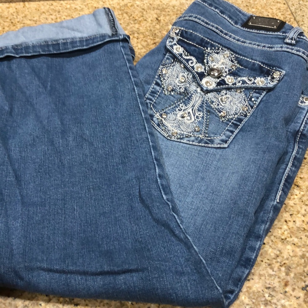 Jeweled pocket cuffed blue jean capris